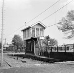 154708 Gezicht op het seinhuis Post T bij het N.S.-station Dieren-Doesburg te Dieren.N.B. De stationsnaam ...